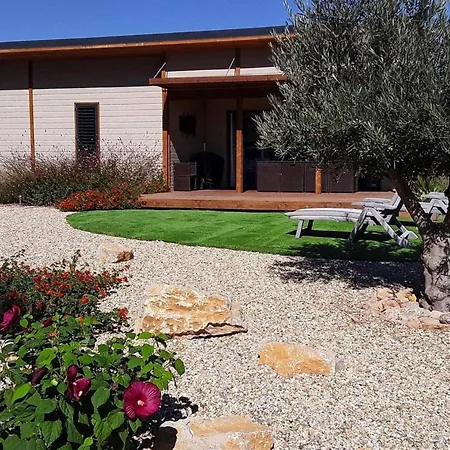 Cosy With Shared Pools In Pomerols, Cleaning Included